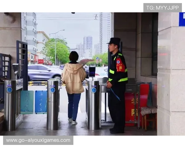 保安：站在背后看完全场比赛，保安站在保安亭图片